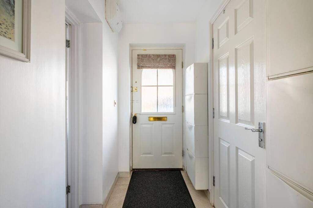 Bedroom With Kitchenette, Private Bathroom And Parking Cardiff Exterior photo
