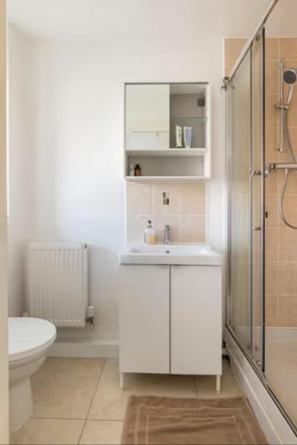 Bedroom With Kitchenette, Private Bathroom And Parking Cardiff Exterior photo