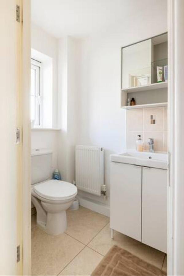 Bedroom With Kitchenette, Private Bathroom And Parking Cardiff Exterior photo