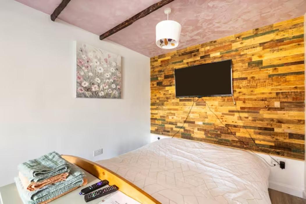 Bedroom With Kitchenette, Private Bathroom And Parking Cardiff Exterior photo