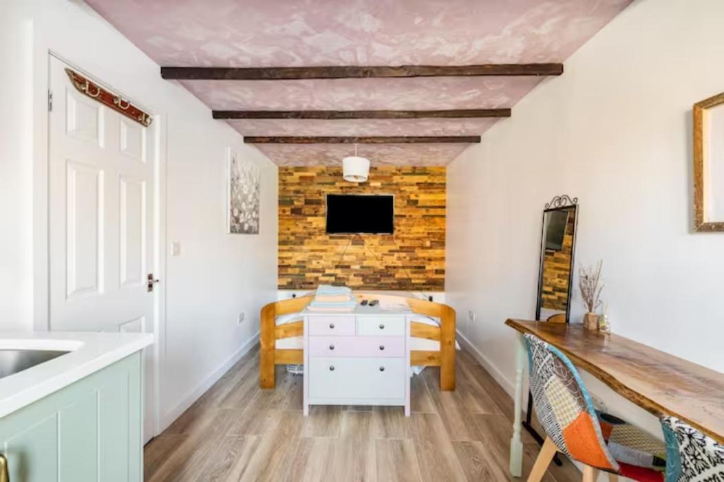 Bedroom With Kitchenette, Private Bathroom And Parking Cardiff Exterior photo